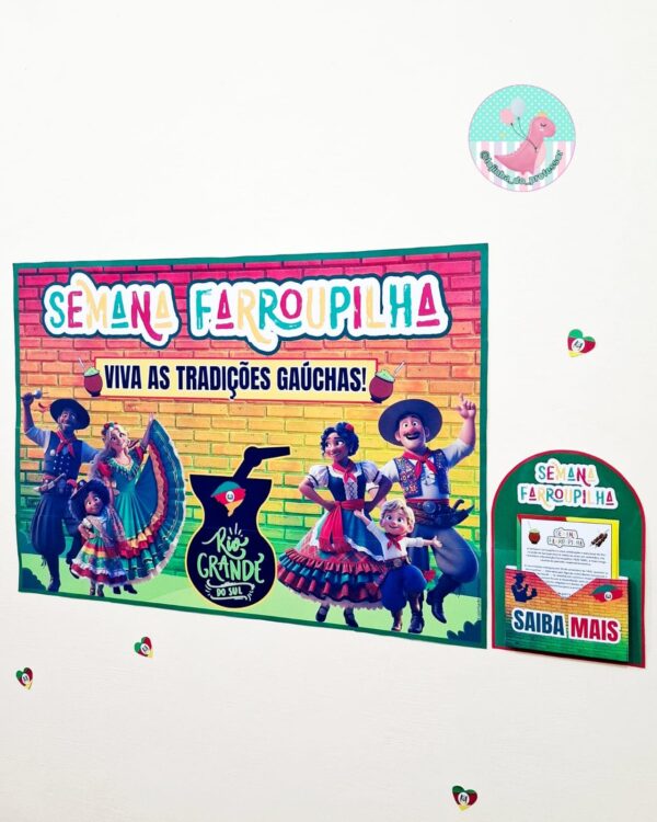 💚❤️Viva as tradições Gaúchas!-Painel Semana Farroupilha 📚 Mais do que decoração: é aprendizado! ✨ Painel Semana Farroupilha com caixinha SAIBA MAIS para despertar a curiosidade dos alunos. 🖨️ PDF pronto para imprimir | 21 páginas | 1,10m x 80cm 💡 Perfeito para quem quer informar e encantar sem perder tempo.