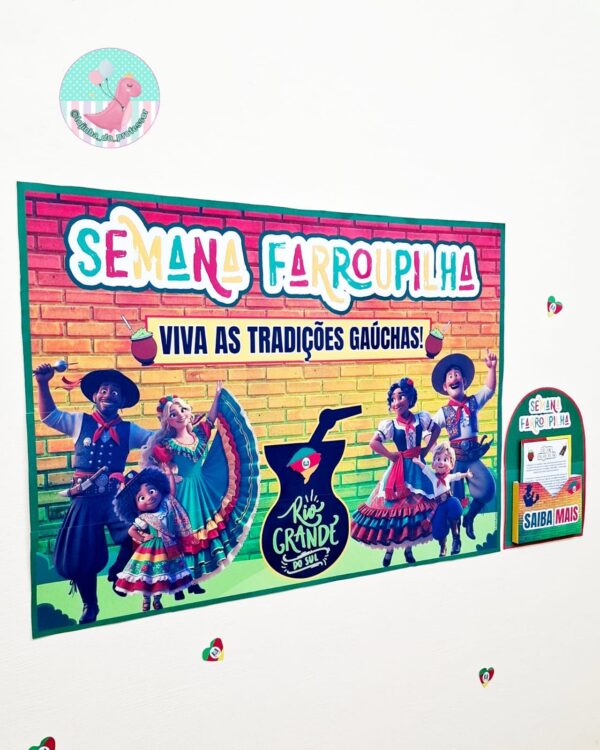 💚❤️Viva as tradições Gaúchas!-Painel Semana Farroupilha 📚 Mais do que decoração: é aprendizado! ✨ Painel Semana Farroupilha com caixinha SAIBA MAIS para despertar a curiosidade dos alunos. 🖨️ PDF pronto para imprimir | 21 páginas | 1,10m x 80cm 💡 Perfeito para quem quer informar e encantar sem perder tempo.