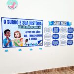 o surdo e sua história,espelho das afirmações setembro azul,explosõ de conhecimento cuktura surda,bambolê para foto setembro surdo,DIA INTERNACIONAL DA TRADUTOR E INTÉRPRETE DE LIBRAS PAINEL, PAINEL DIA DO INTÉRPRETE DE LIBRAS,23 DE SETEMBRO DIA INTERNACIONAL DA LÍNGUA DE SINAIS PAINEL, LÍNGUA DE SINAIS PAINEL,setembro surdo ,painel setembro surdo,setembro azul, setembro surdo, libras,língua de sinais,dia do surdo,surdo,dia nacional da educação de surdos, dia nacional da libras,LIBRAS ,SURDO,PAINEL DIA DA LIBRAS , painel dia da educação de surdo, inclusão ,ASL, 23 DE ABRI, 24 DE ABRIL