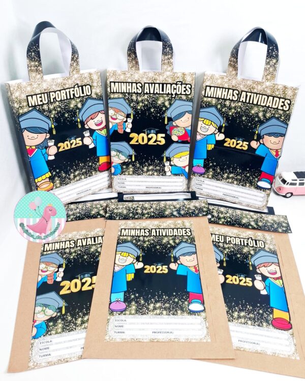 sacola porta atividades, capa para envelope escolar, moldes para sacolas, lembrancinha formandos, capa para portfólio escolar, atividades de encerramento, formandos 2025, organização escolar, material pedagógico para professores, lembrança escolar criativa, capa para avaliações, molde envelope pardo, atividades para formatura, ideias para formandos, recursos pedagógicos, material para educação infantil, molde para imprimir, decoração de formatura, porta atividade formandos, material para professores