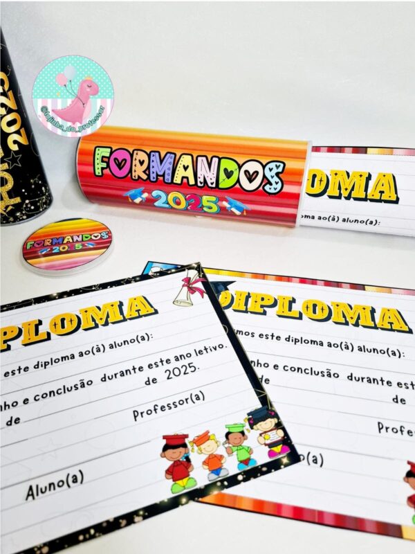 DIPLOMA NA LATA FORMANDOS 2025,sacola porta atividades, capa para envelope escolar, moldes para sacolas, lembrancinha formandos, capa para portfólio escolar, atividades de encerramento, formandos 2025, organização escolar, material pedagógico para professores, lembrança escolar criativa, capa para avaliações, molde envelope pardo, atividades para formatura, ideias para formandos, recursos pedagógicos, material para educação infantil, molde para imprimir, decoração de formatura, porta atividade formandos, material para professores
