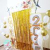 Confraternização, confra 2025Decoração escolar, Painel de festa, Portal decorativo, Fundo fotográfico, Enfeites escolares, Festa de fim de ano, Decoração dourado, Decoração branco e dourado, Decoração com balões, Cortina metálica, Cenário para fotos, Decoração para escolas, Festa dos professores, Decoração 2025, Painel confraternização, Festa escolar, Decoração simples e elegante, Decoração com PVC, Cantinho instagramável.