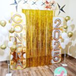 Confraternização, confra 2025Decoração escolar, Painel de festa, Portal decorativo, Fundo fotográfico, Enfeites escolares, Festa de fim de ano, Decoração dourado, Decoração branco e dourado, Decoração com balões, Cortina metálica, Cenário para fotos, Decoração para escolas, Festa dos professores, Decoração 2025, Painel confraternização, Festa escolar, Decoração simples e elegante, Decoração com PVC, Cantinho instagramável.