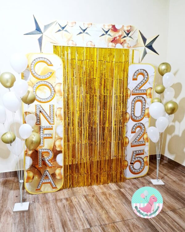 Confraternização, confra 2025Decoração escolar, Painel de festa, Portal decorativo, Fundo fotográfico, Enfeites escolares, Festa de fim de ano, Decoração dourado, Decoração branco e dourado, Decoração com balões, Cortina metálica, Cenário para fotos, Decoração para escolas, Festa dos professores, Decoração 2025, Painel confraternização, Festa escolar, Decoração simples e elegante, Decoração com PVC, Cantinho instagramável.