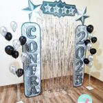 Confraternização, confra 2025Decoração escolar, Painel de festa, Portal decorativo, Fundo fotográfico, Enfeites escolares, Festa de fim de ano, Decoração dourado, Decoração branco e dourado, Decoração com balões, Cortina metálica, Cenário para fotos, Decoração para escolas, Festa dos professores, Decoração 2025, Painel confraternização, Festa escolar, Decoração simples e elegante, Decoração com PVC, Cantinho instagramável,PAINEL CPMFRATERNIZAÇÃO PRATA, CPNFRA PRATA, FIM DE ANO