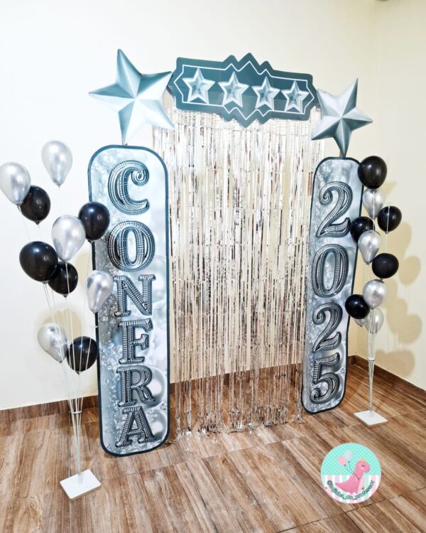 Confraternização, confra 2025Decoração escolar, Painel de festa, Portal decorativo, Fundo fotográfico, Enfeites escolares, Festa de fim de ano, Decoração dourado, Decoração branco e dourado, Decoração com balões, Cortina metálica, Cenário para fotos, Decoração para escolas, Festa dos professores, Decoração 2025, Painel confraternização, Festa escolar, Decoração simples e elegante, Decoração com PVC, Cantinho instagramável,PAINEL CPMFRATERNIZAÇÃO PRATA, CPNFRA PRATA, FIM DE ANO