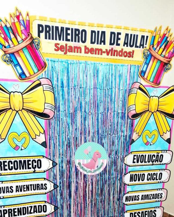 primeiro dia de aula, volta às aulas, volta às férias, recepção escolar, decoração escolar, portal escolar, painel primeiro dia de aula, entrada decorada escola, decoração volta às aulas, cenário para fotos escola, boas-vindas alunos, decoração educativa, início do ano letivo, ambientação escolar, decoração com cortina metálica, decoração com pvc, material pedagógico visual, decoração sala de aula, decoração corredor escola, portal decorativo escolar