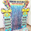 primeiro dia de aula, volta às aulas, volta às férias, recepção escolar, decoração escolar, portal escolar, painel primeiro dia de aula, entrada decorada escola, decoração volta às aulas, cenário para fotos escola, boas-vindas alunos, decoração educativa, início do ano letivo, ambientação escolar, decoração com cortina metálica, decoração com pvc, material pedagógico visual, decoração sala de aula, decoração corredor escola, portal decorativo escolar