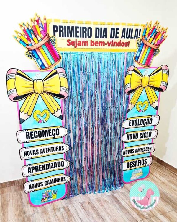 primeiro dia de aula, volta às aulas, volta às férias, recepção escolar, decoração escolar, portal escolar, painel primeiro dia de aula, entrada decorada escola, decoração volta às aulas, cenário para fotos escola, boas-vindas alunos, decoração educativa, início do ano letivo, ambientação escolar, decoração com cortina metálica, decoração com pvc, material pedagógico visual, decoração sala de aula, decoração corredor escola, portal decorativo escolar