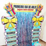 primeiro dia de aula, volta às aulas, volta às férias, recepção escolar, decoração escolar, portal escolar, painel primeiro dia de aula, entrada decorada escola, decoração volta às aulas, cenário para fotos escola, boas-vindas alunos, decoração educativa, início do ano letivo, ambientação escolar, decoração com cortina metálica, decoração com pvc, material pedagógico visual, decoração sala de aula, decoração corredor escola, portal decorativo escolar