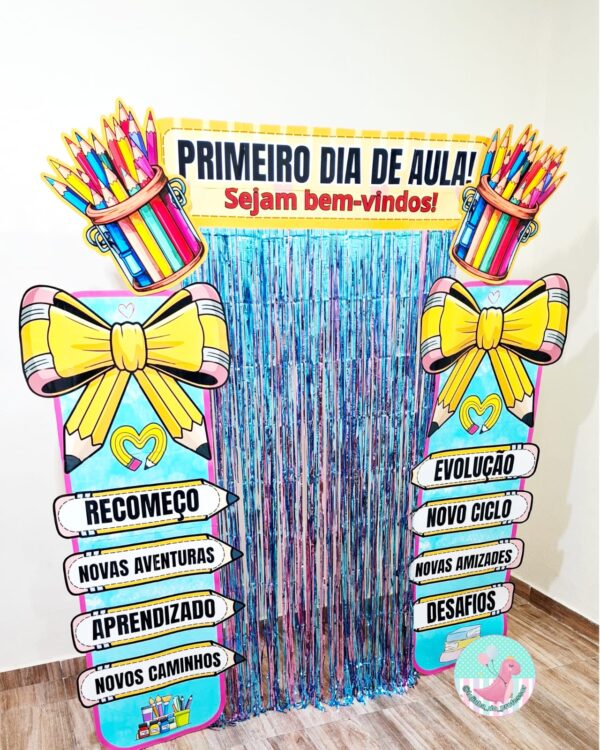 primeiro dia de aula, volta às aulas, volta às férias, recepção escolar, decoração escolar, portal escolar, painel primeiro dia de aula, entrada decorada escola, decoração volta às aulas, cenário para fotos escola, boas-vindas alunos, decoração educativa, início do ano letivo, ambientação escolar, decoração com cortina metálica, decoração com pvc, material pedagógico visual, decoração sala de aula, decoração corredor escola, portal decorativo escolar