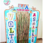 EJA,primeiro dia de aula, volta às aulas, volta às férias, recepção escolar, decoração escolar, portal escolar, painel primeiro dia de aula, entrada decorada escola, decoração volta às aulas, cenário para fotos escola, boas-vindas alunos, decoração educativa, início do ano letivo, ambientação escolar, decoração com cortina metálica, decoração com pvc, material pedagógico visual, decoração sala de aula, decoração corredor escola, portal decorativo escolar