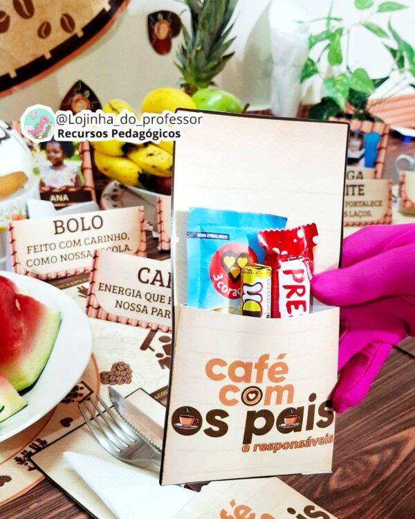 Kit Café com Pais e Responsáveis – Painel decorativo 2m x 1,70m com atividades, plaquinhas, porta mimo e textos de acolhimento para fortalecer vínculo escola e família