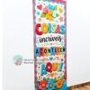 Painel 2 em 1 para decoração escolar, medindo aproximadamente 84 cm × 2,20 m, ideal para portas ou paredes.
