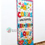 Painel 2 em 1 para decoração escolar, medindo aproximadamente 84 cm × 2,20 m, ideal para portas ou paredes.