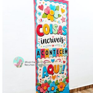 Painel 2 em 1 para decoração escolar, medindo aproximadamente 84 cm × 2,20 m, ideal para portas ou paredes.