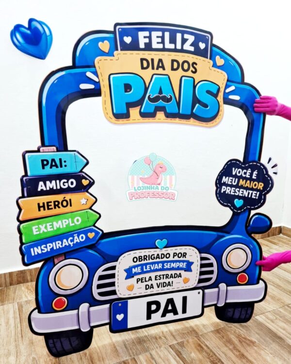 Material digital em PDF com totem para fotos em formato de carro, ideal para criar um cenário divertido e registrar momentos especiais no Dia dos Pais.